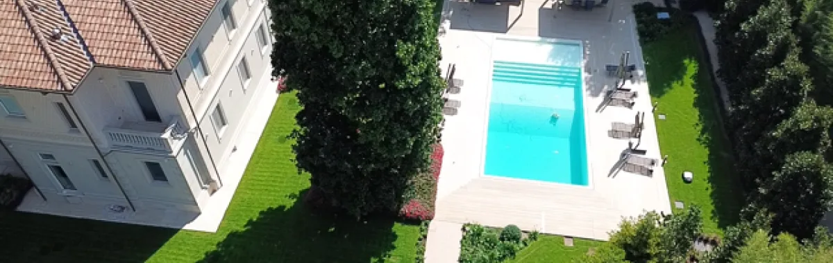 Piscina in vasca bianca Corbetta