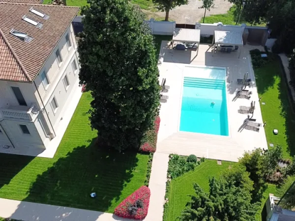 Piscina in vasca bianca Corbetta